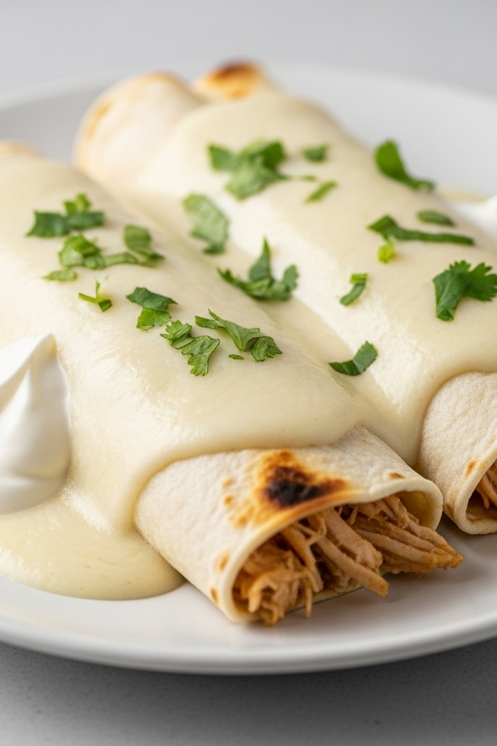 Proteinreiche Hähnchen-Enchiladas: Einfache, traumhafte weiße Sauce image 2